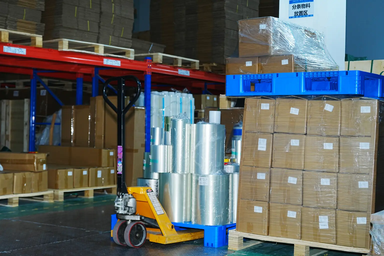 Lager mit Rollenmaterialien und verpackter Ware